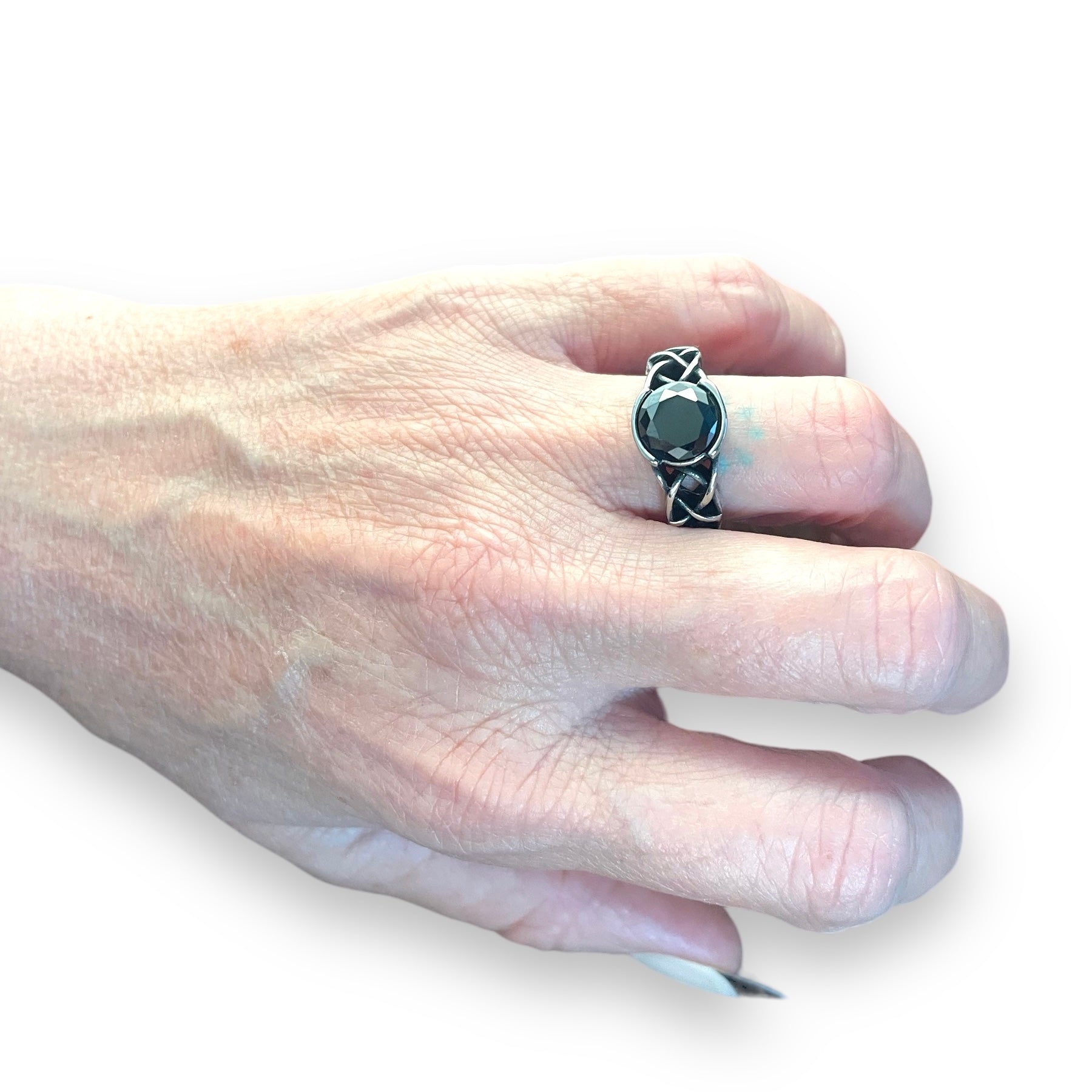 Dubh Celtic Love Knot Solitare Ring in Stainless Steel