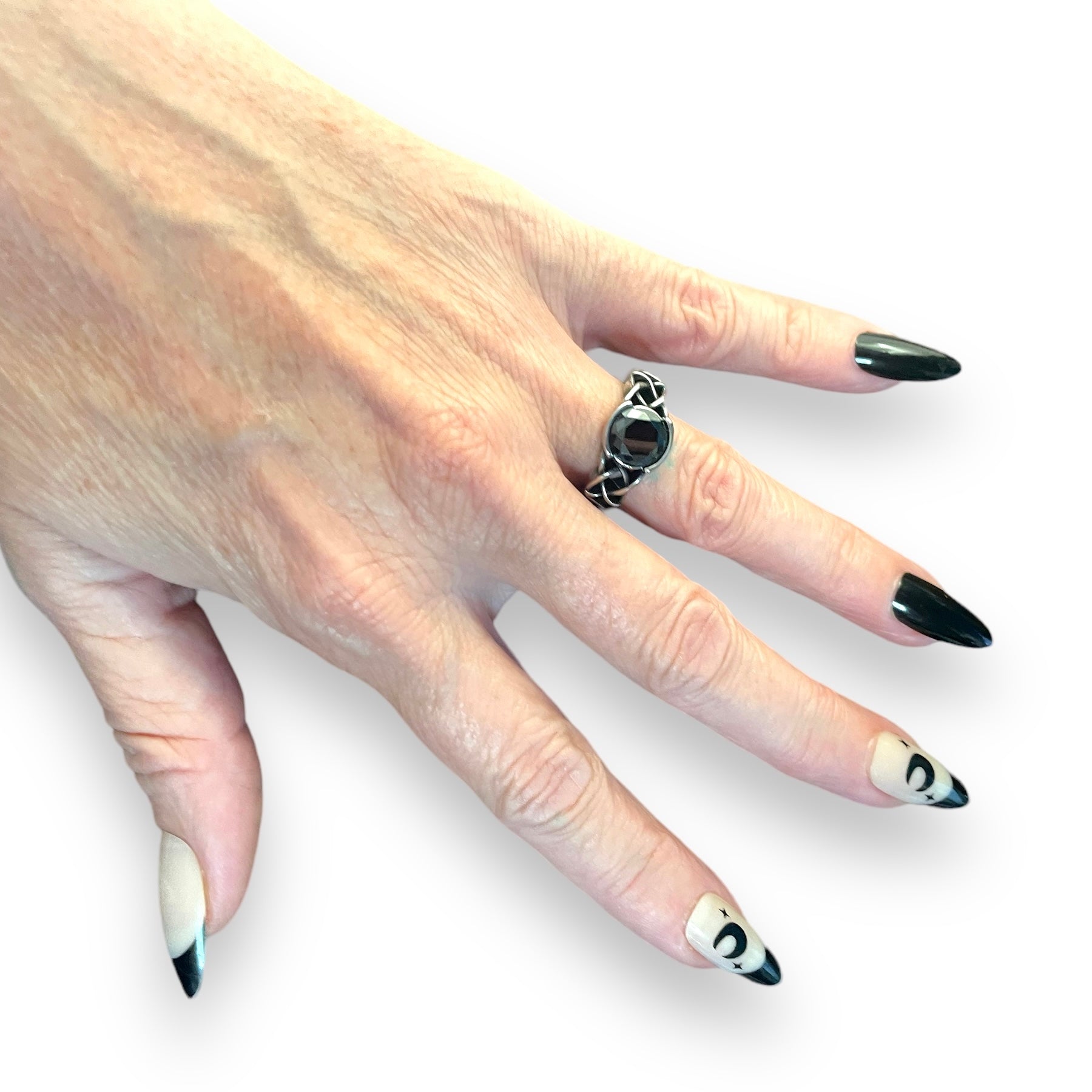 Dubh Celtic Love Knot Solitare Ring in Stainless Steel