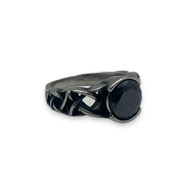 Dubh Celtic Love Knot Solitare Ring in Stainless Steel