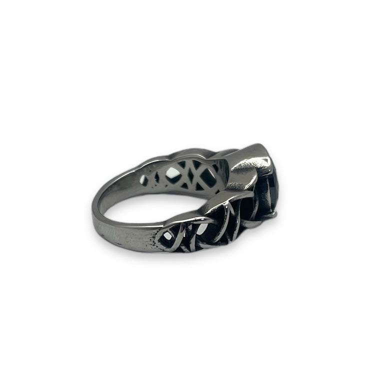 Dubh Celtic Love Knot Solitare Ring in Stainless Steel