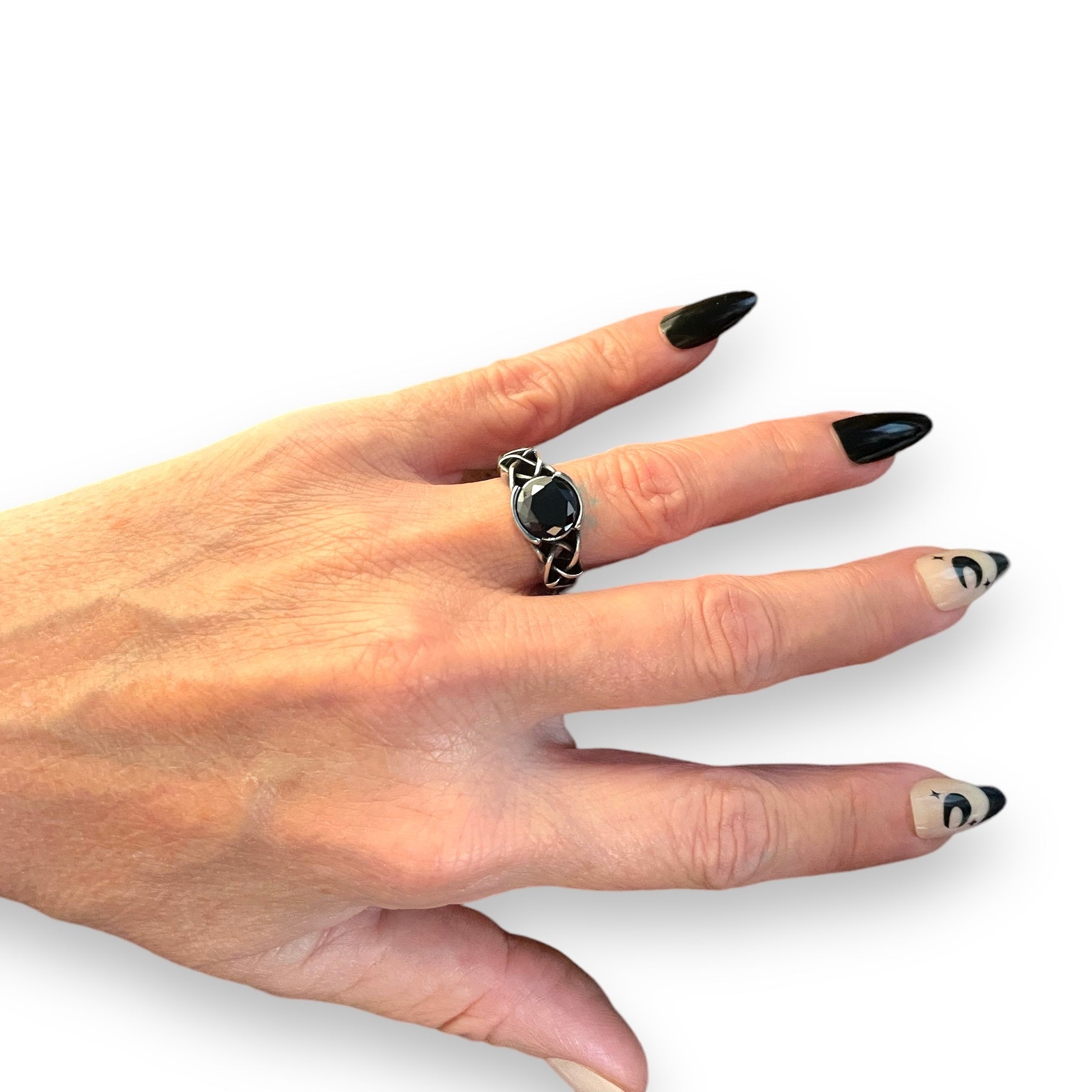 Dubh Celtic Love Knot Solitare Ring in Stainless Steel